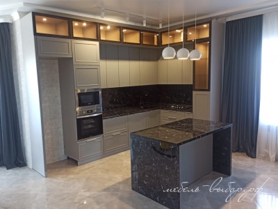 Кухня с островом Графит и глянцевой столешницей