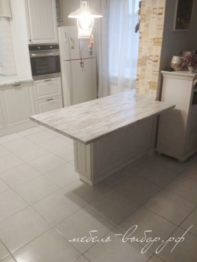 Кухня в классическом стиле с островом